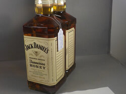  Nr._002_Zwei_Flaschen_Jack_Daniels_Honey_Mindestgebot_10_Euro.JPG