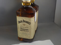  Nr._001_Zwei_Flaschen_Jack_Daniels_Honey_Mindestgebot_10_Euro.JPG